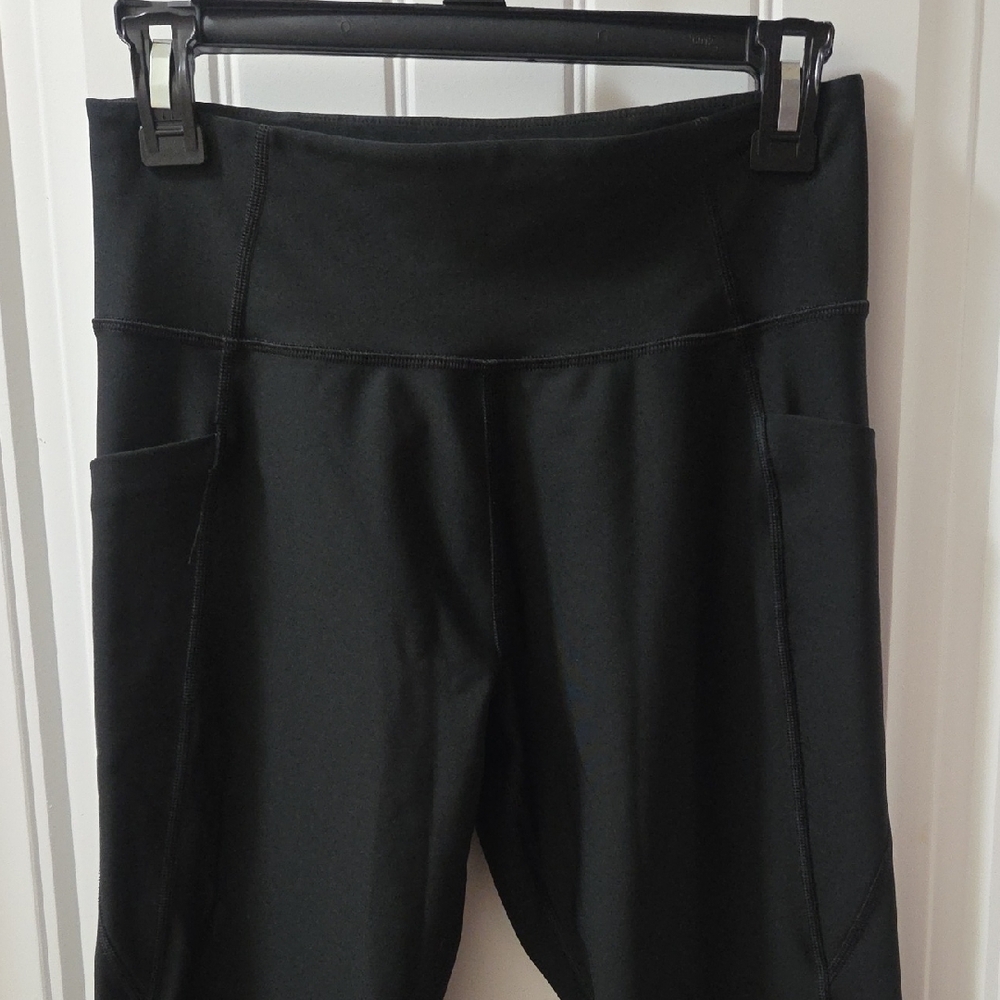 High-Rise Black Capri Leggings with Side Pockets - Picture 2 of 7